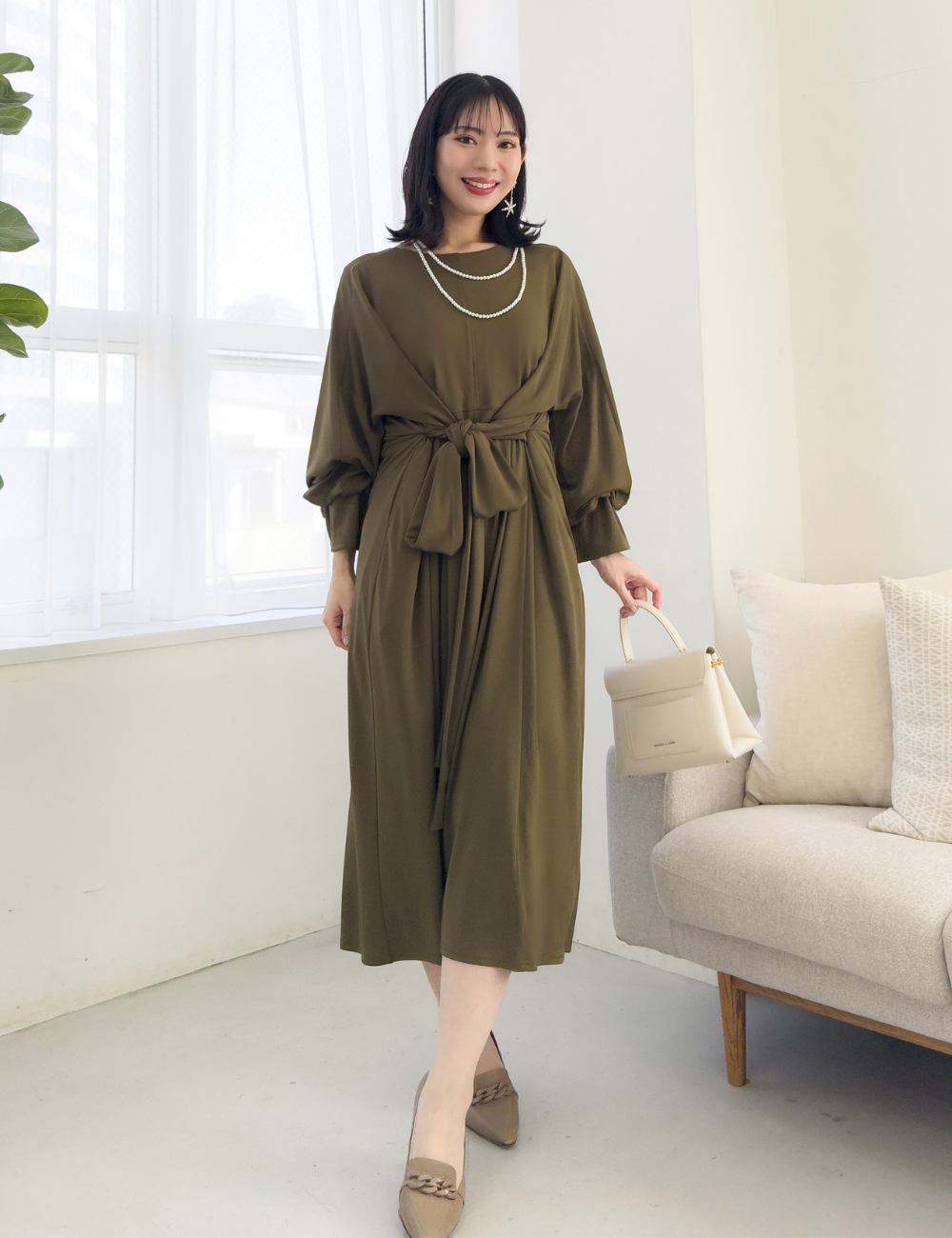 CINEMATIQ ウエストリボンワンピ カーキ 正面 モデル着用