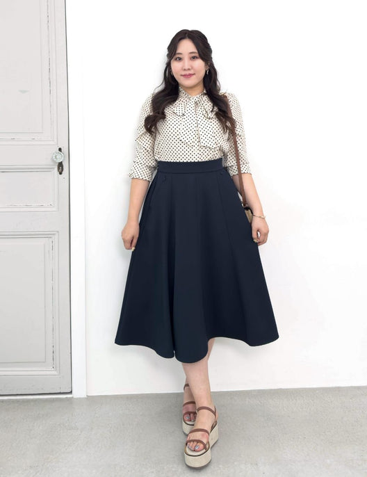 CINEMATIQ ピンタックフレアスカート ネイビー 正面 モデル着用