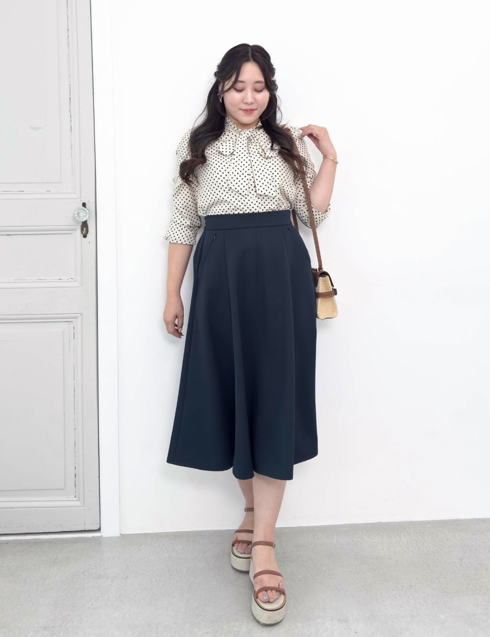 CINEMATIQ ピンタックフレアスカート ネイビー 正面 モデル着用
