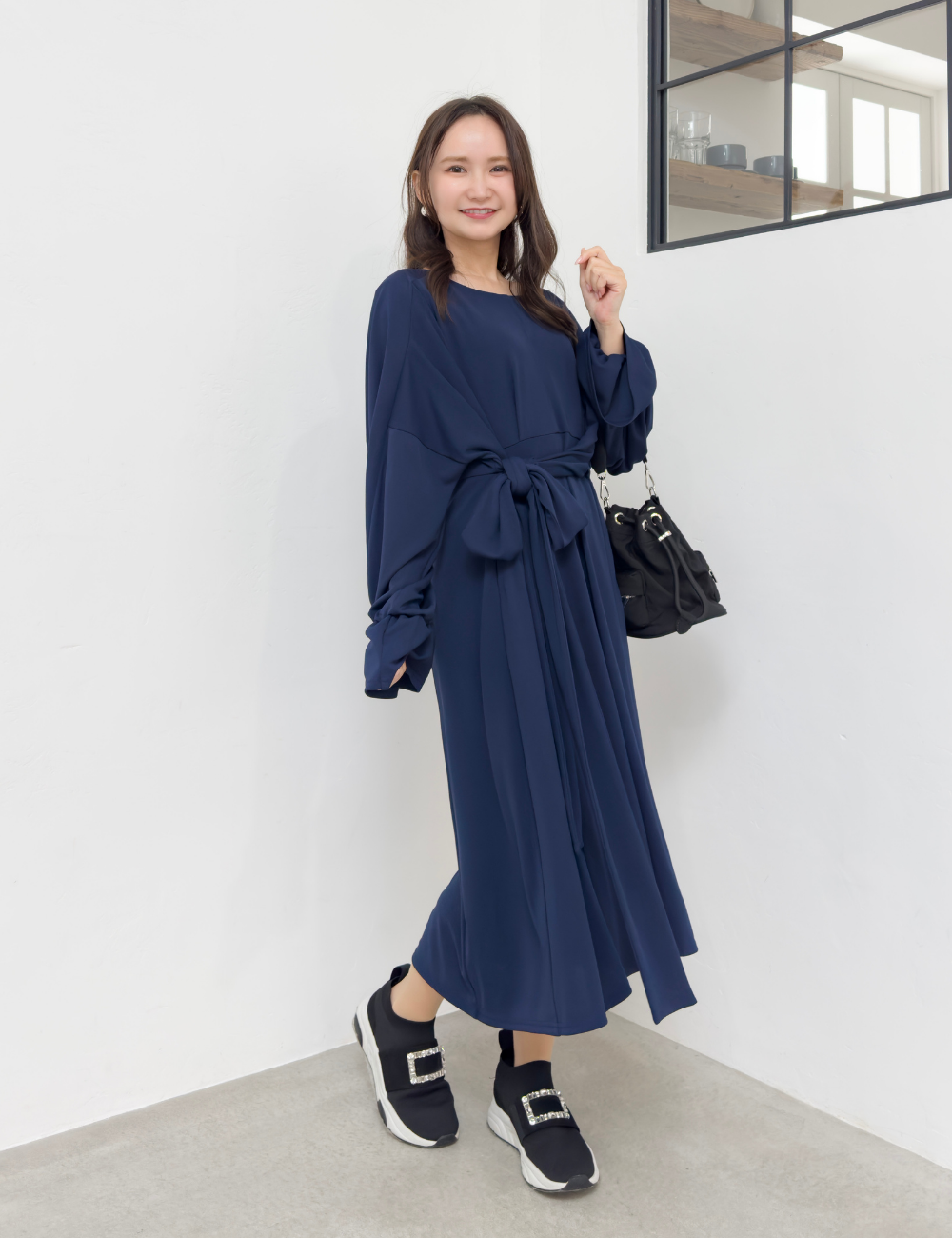 CINEMATIQ ウエストリボンワンピ ネイビー 斜め モデル着用