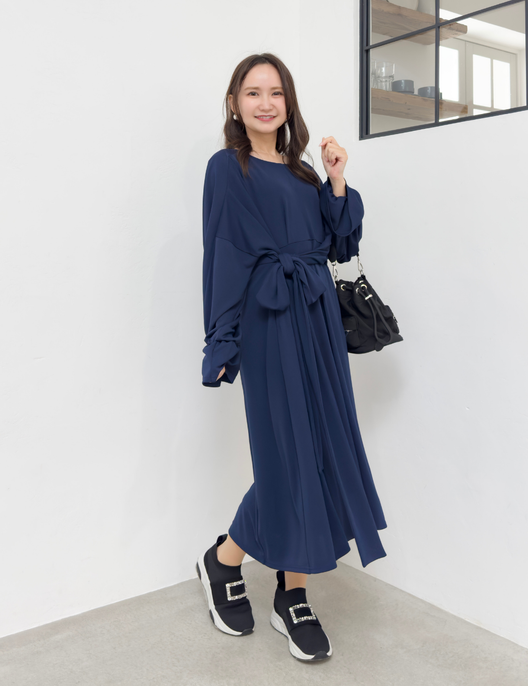 CINEMATIQ ウエストリボンワンピ ネイビー 斜め モデル着用