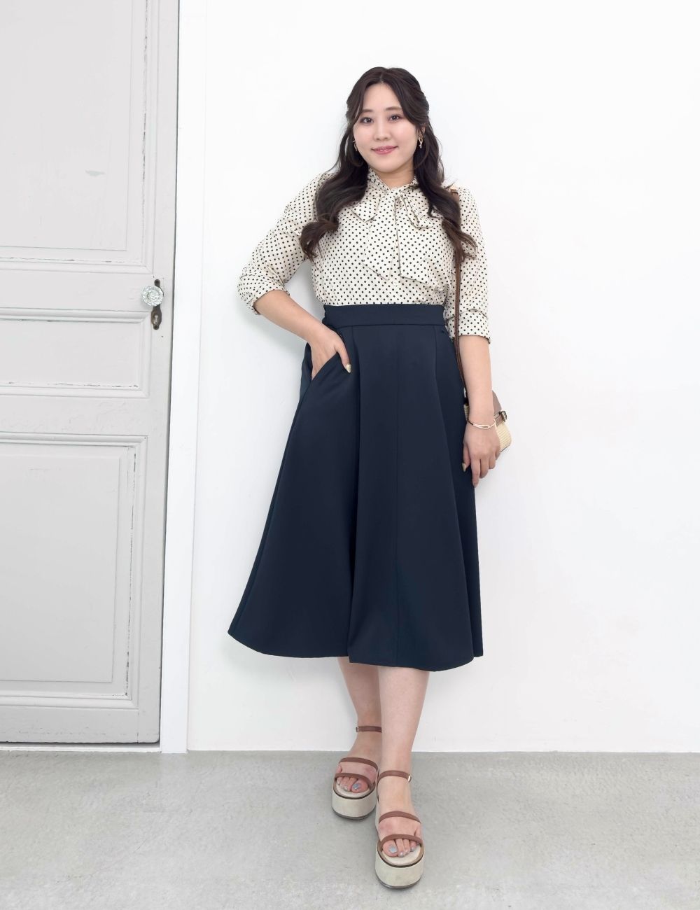 CINEMATIQ ピンタックフレアスカート ネイビー 正面 モデル着用