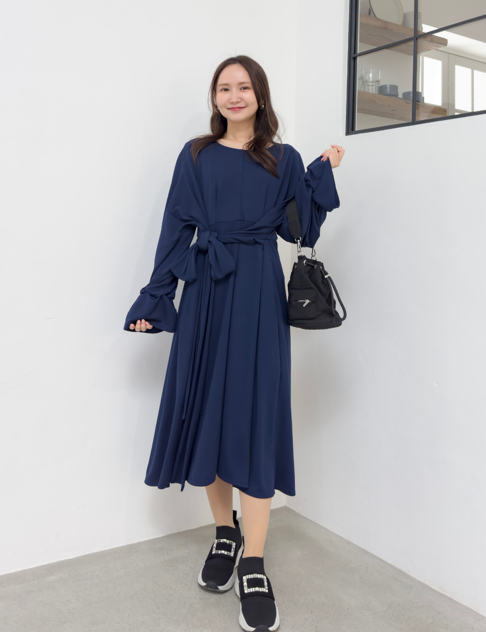 CINEMATIQ ウエストリボンワンピ ネイビー 正面 モデル着用