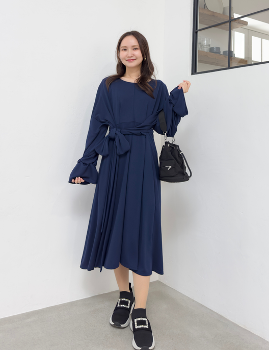 CINEMATIQ ウエストリボンワンピ ネイビー 正面 モデル着用