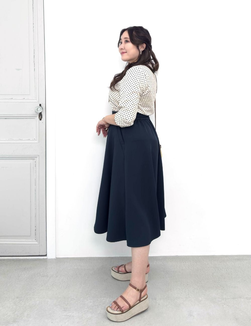 CINEMATIQ ピンタックフレアスカート ネイビー 側面 モデル着用