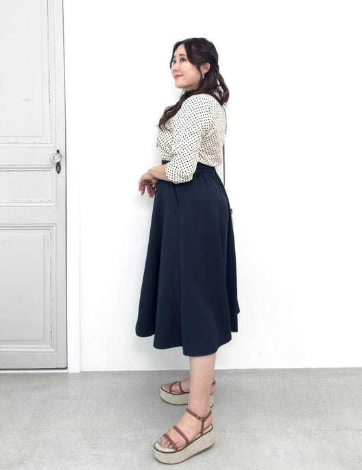 CINEMATIQ ピンタックフレアスカート ネイビー 側面 モデル着用
