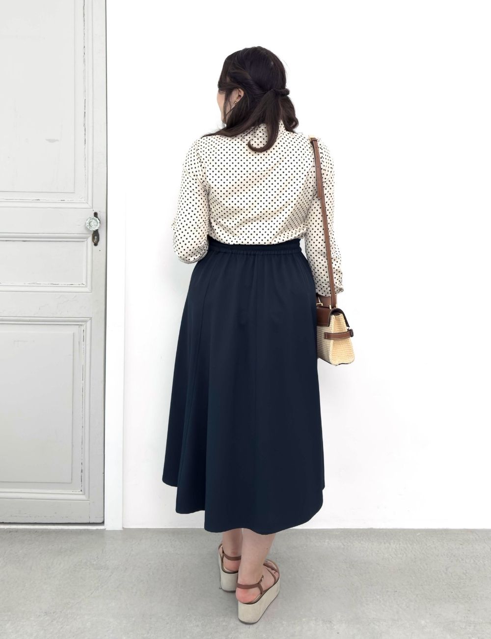 CINEMATIQ ピンタックフレアスカート ネイビー 背面 モデル着用