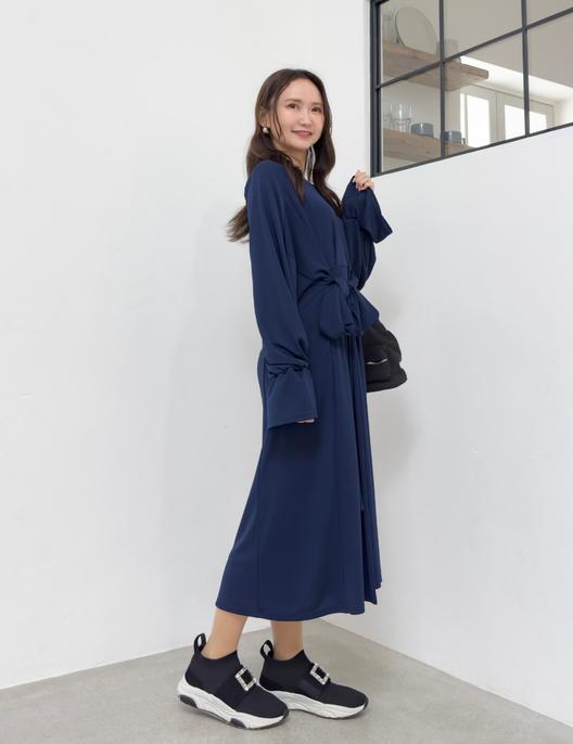CINEMATIQ ウエストリボンワンピ ネイビー 横 モデル着用