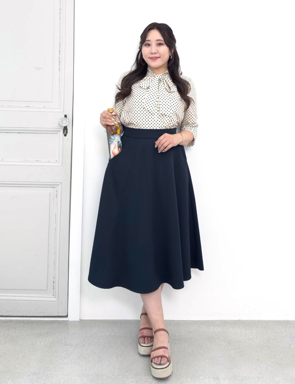 CINEMATIQ ピンタックフレアスカート ネイビー 正面 モデル着用
