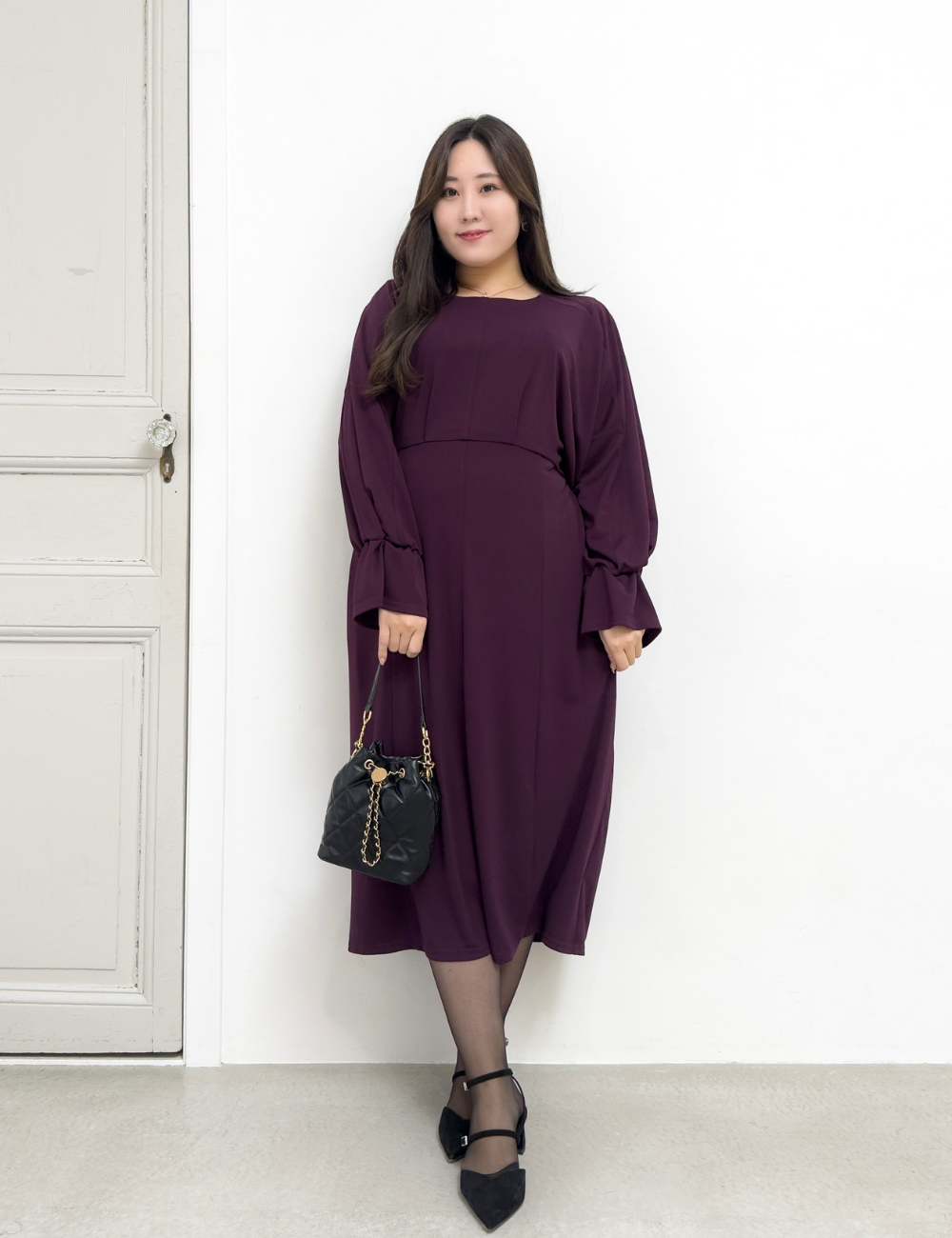 CINEMATIQ ウエストリボンワンピ ボルドー 正面 モデル着用