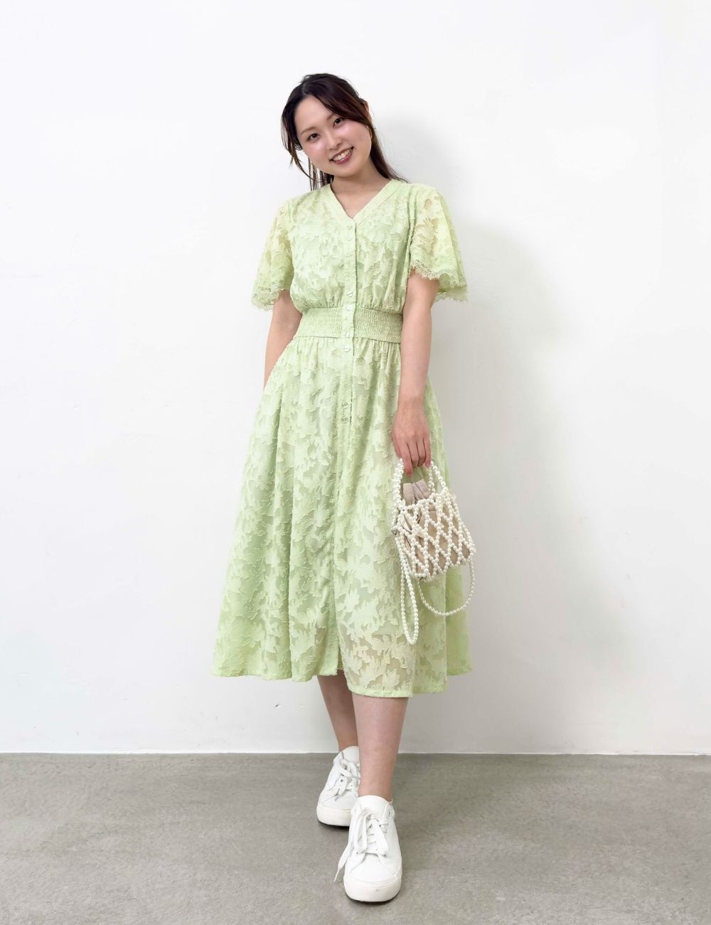 CINEMATIQ カットジャガードワンピ ライトグリーン 正面 モデル着用