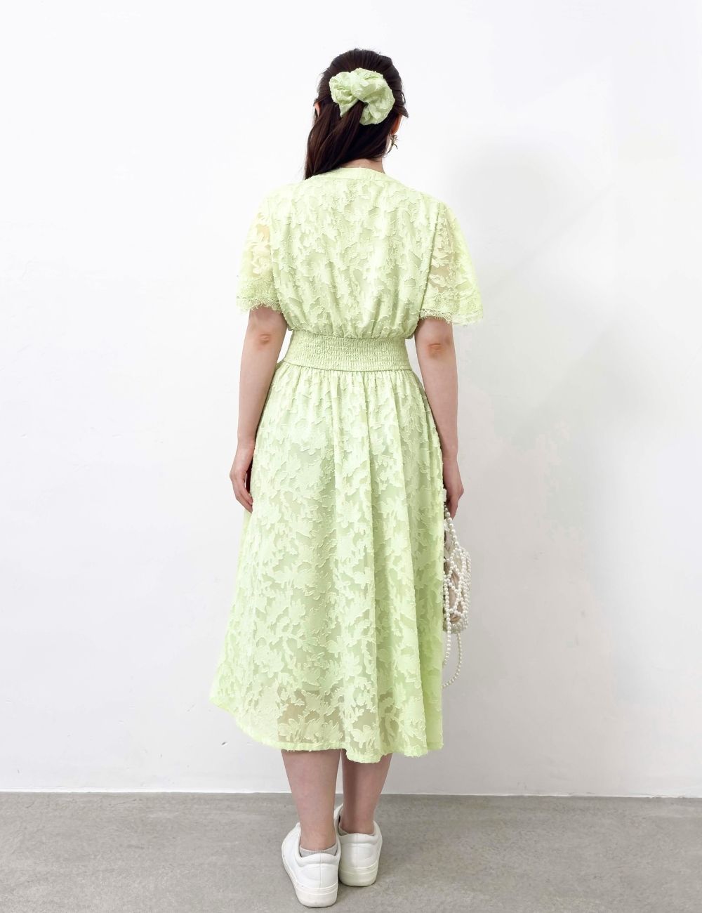 CINEMATIQ カットジャガードワンピ ライトグリーン 背面 モデル着用