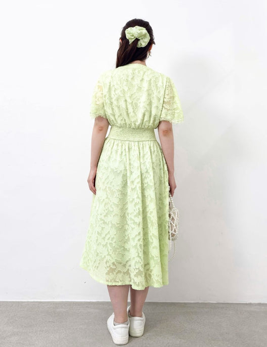CINEMATIQ カットジャガードワンピ ライトグリーン 背面 モデル着用