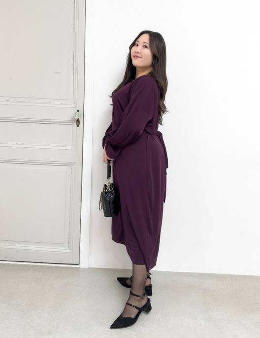 CINEMATIQ ウエストリボンワンピ ボルドー 横 モデル着用
