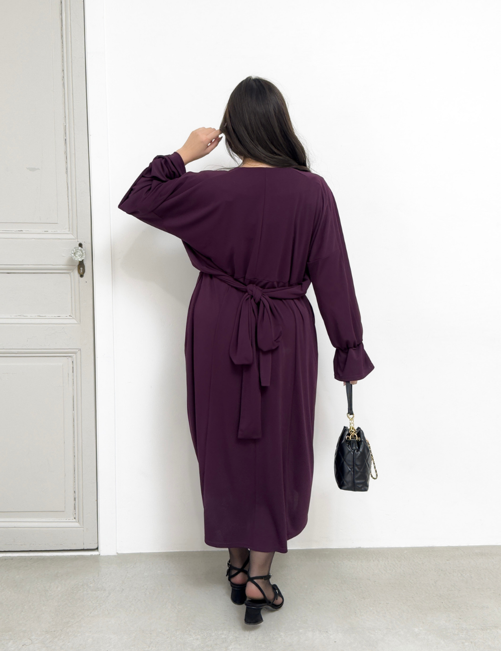 CINEMATIQ ウエストリボンワンピ ボルドー 背面 モデル着用