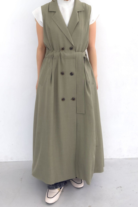 これからの季節にぴったり。カーキのジレワンピでコーディネート