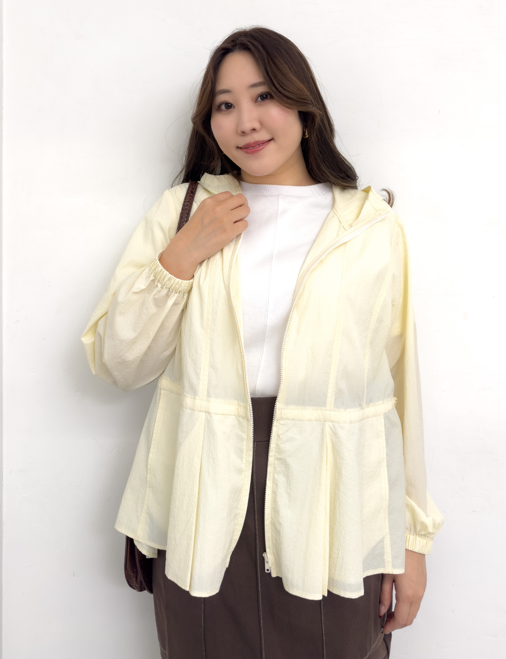 CINEMATIQ 撥水UVカットパーカー アイボリー 正面 モデル着用