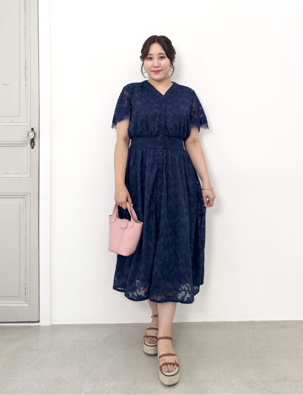CINEMATIQ カットジャガードワンピ ネイビー 正面 モデル着用