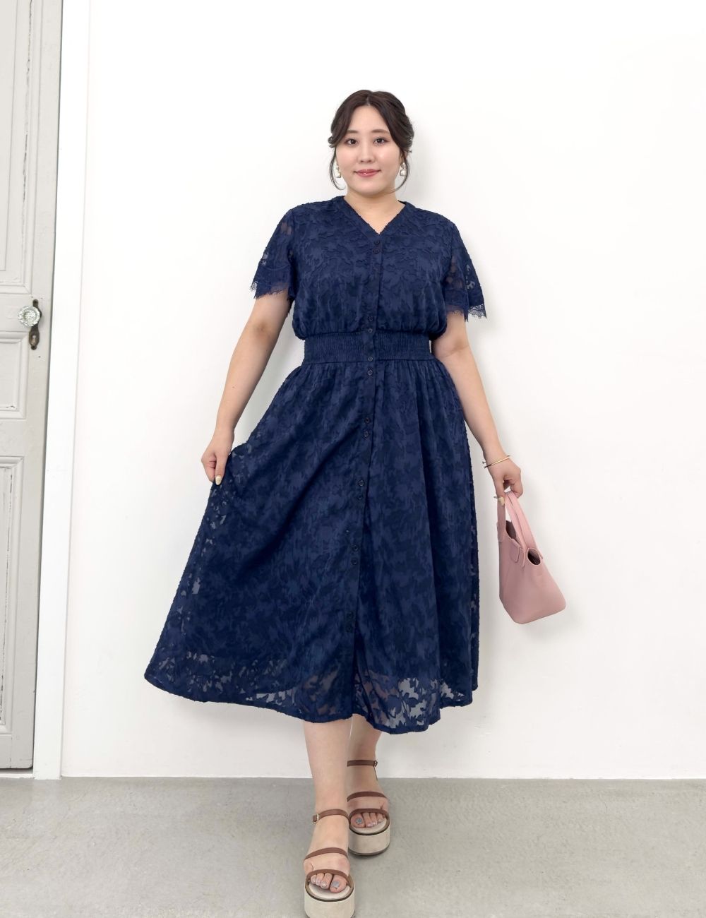CINEMATIQ カットジャガードワンピ ネイビー 正面 モデル着用