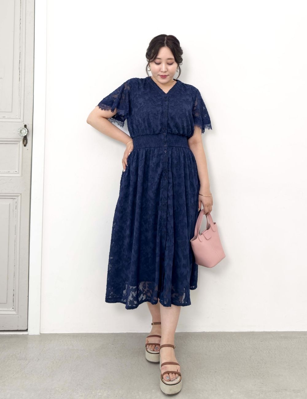 CINEMATIQ カットジャガードワンピ ネイビー 正面 モデル着用