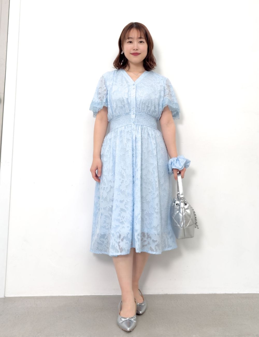 CINEMATIQ カットジャガードワンピ ライトブルー 正面 モデル着用
