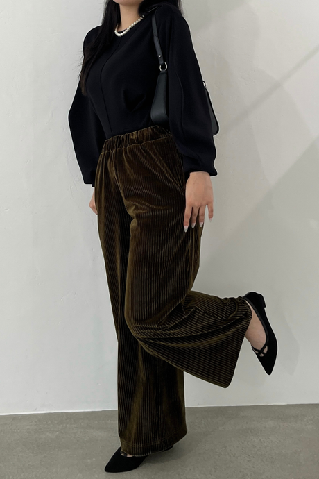 ベロアパンツを使った大人カジュアルコーディネート