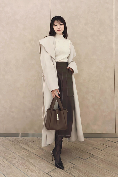 Casual yet somehow elegant. Coordination using a denim-like skirt