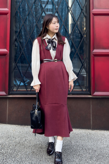 赤が主役で大人可愛く。マーメイドジャンパースカートのコーディネート