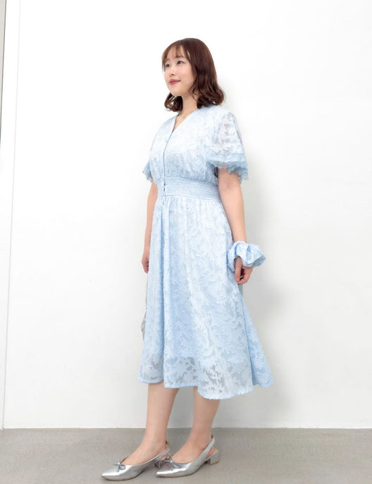 CINEMATIQ カットジャガードワンピ ライトブルー 正面 モデル着用
