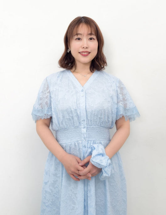 CINEMATIQ カットジャガードワンピ ライトブルー アップ モデル着用