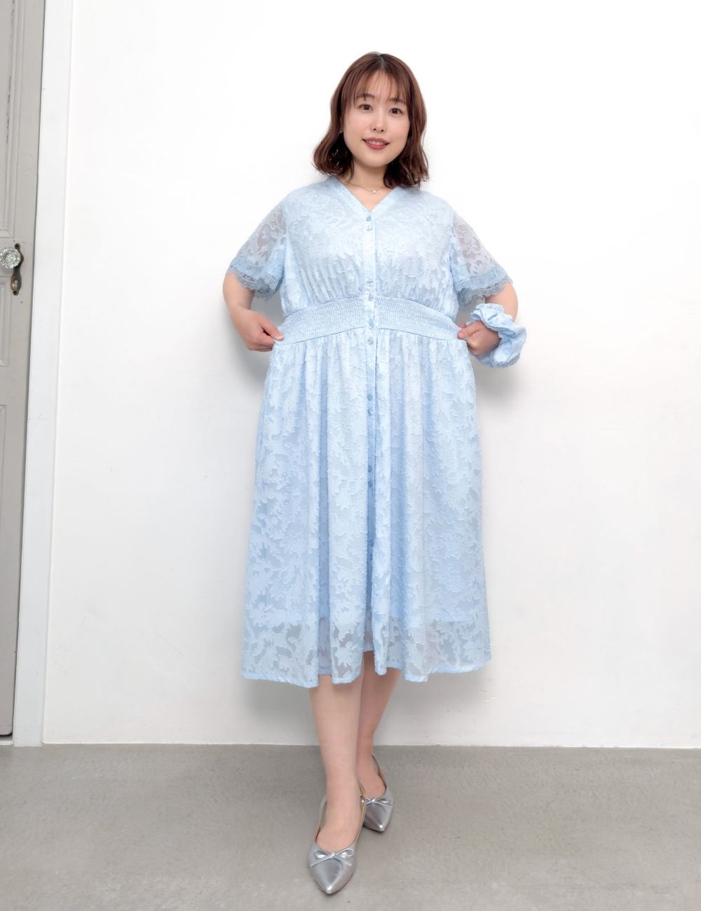 CINEMATIQ カットジャガードワンピ ライトブルー 正面 モデル着用