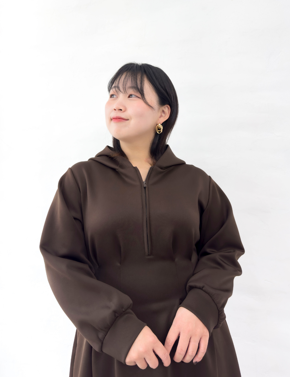 CINEMATIQ ダブルポケットパーカーワンピ ブラウン アップ モデル着用