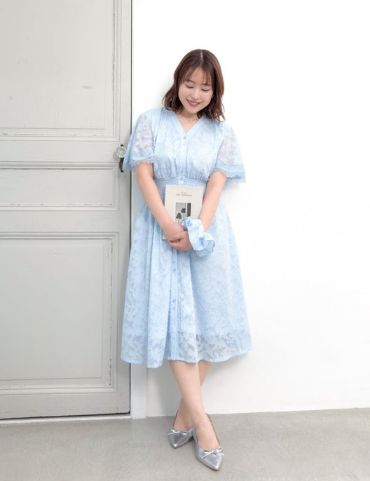 CINEMATIQ カットジャガードワンピ ライトブルー 正面 モデル着用