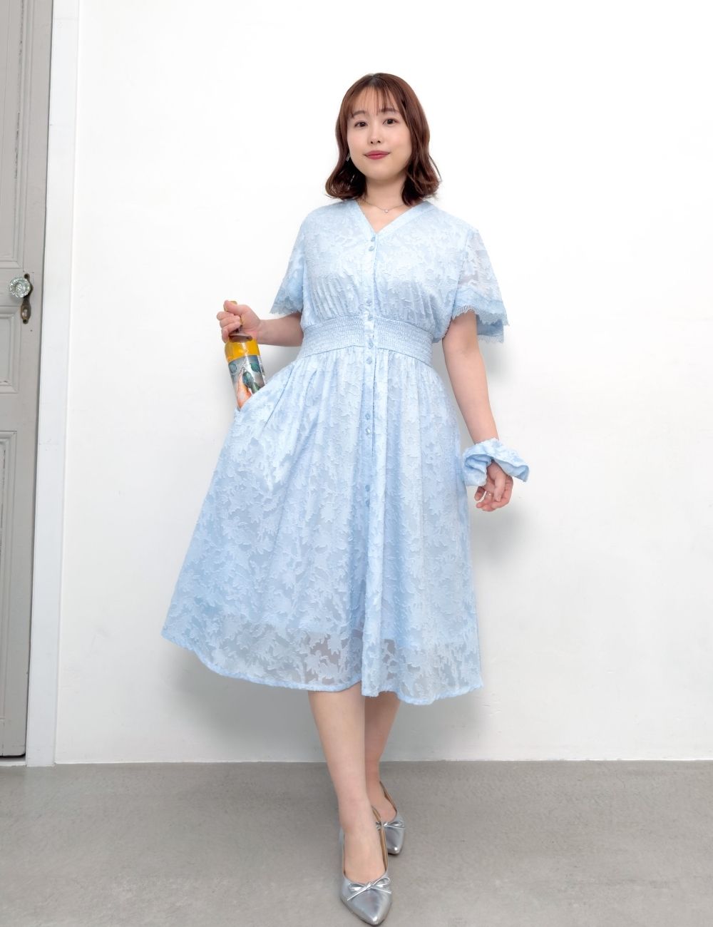 CINEMATIQ カットジャガードワンピ ライトブルー 正面 モデル着用