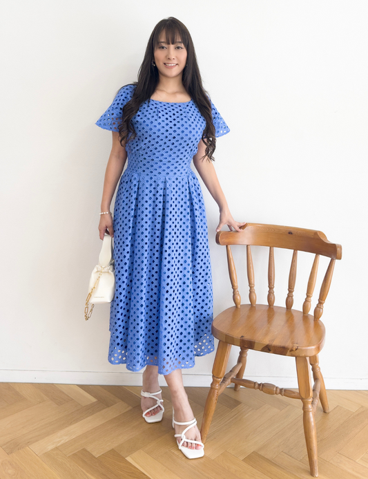 CINEMATIQ 2wayアイレットレースワンピ ブルー 正面 モデル着用