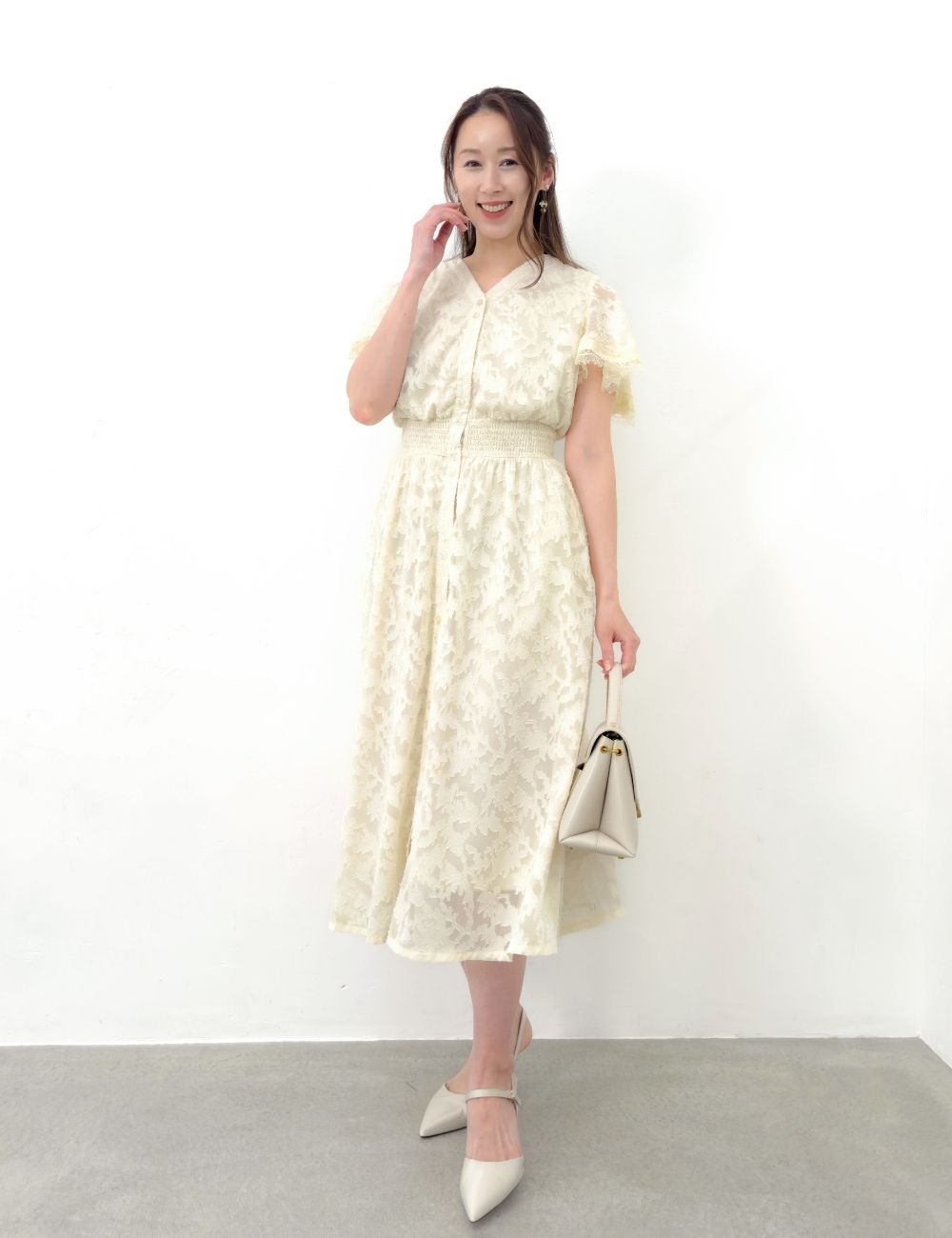 CINEMATIQ カットジャガードワンピ アイボリー 正面 モデル着用