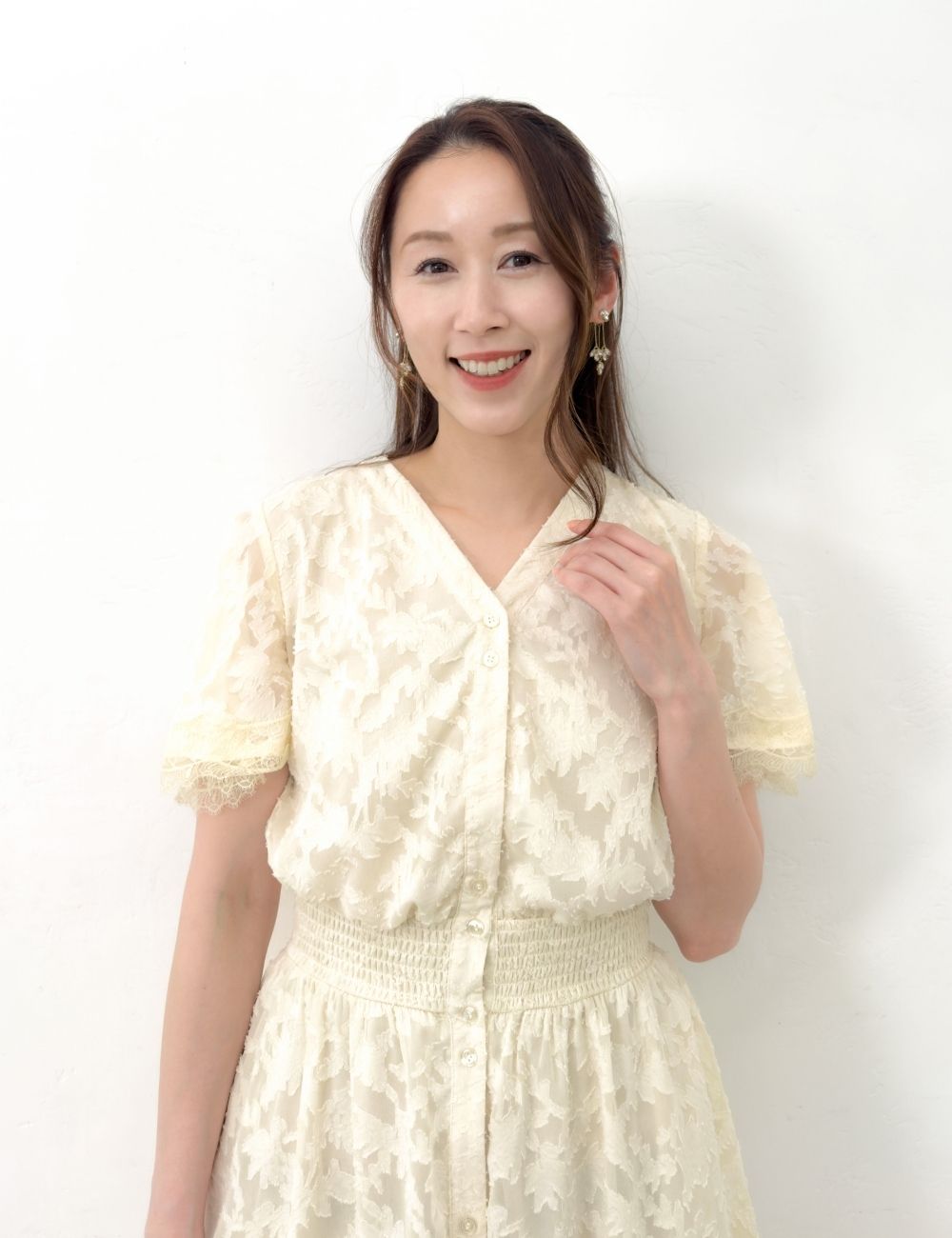 CINEMATIQ カットジャガードワンピ アイボリー アップ モデル着用