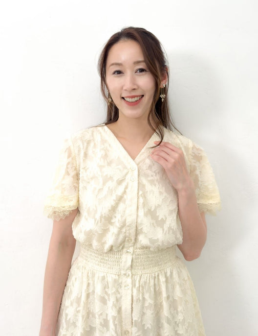 CINEMATIQ カットジャガードワンピ アイボリー アップ モデル着用