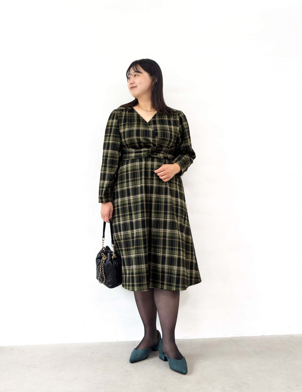 CINEMATIQ カシュクールチェックワンピ グリーン 正面 モデル着用