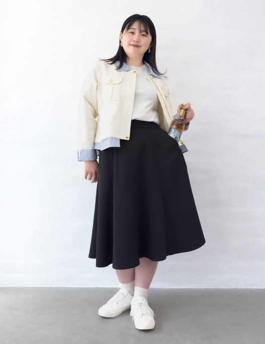 CINEMATIQ ピンタックフレアスカート ブラック 正面 モデル着用