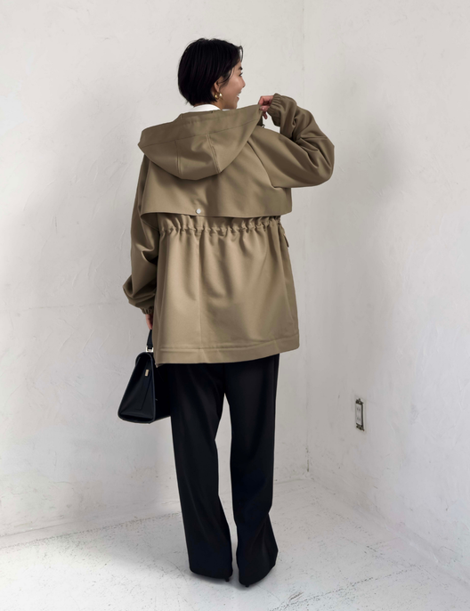 CINEMATIQ 【日本製制電生地】デイリーBAGレインコート サンドベージュ 背面 モデル着用