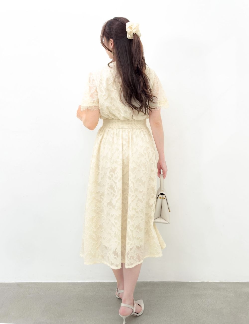 CINEMATIQ カットジャガードワンピ アイボリー 背面 モデル着用