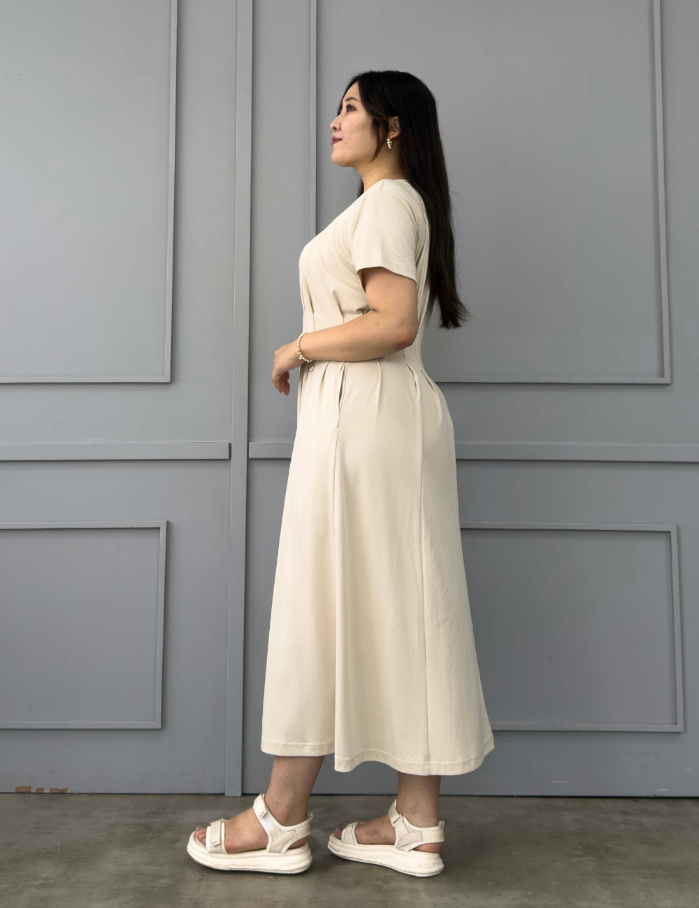 CINEMATIQ 汗染み防止タックTシャツワンピ アイボリー 横 モデル着用