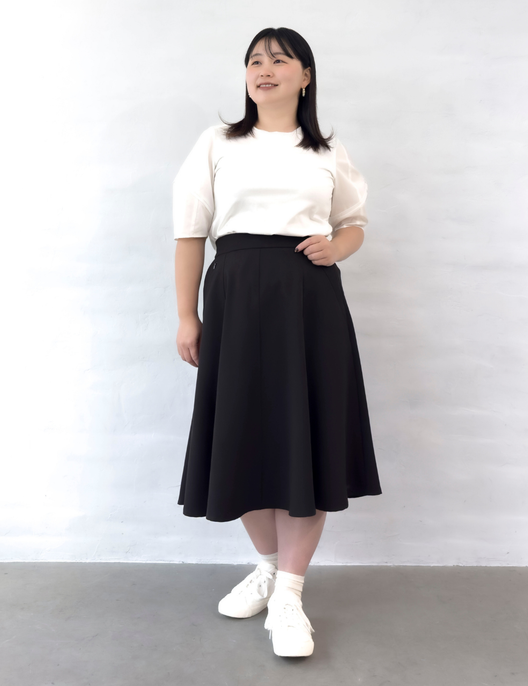 CINEMATIQ ピンタックフレアスカート ブラック 正面 モデル着用
