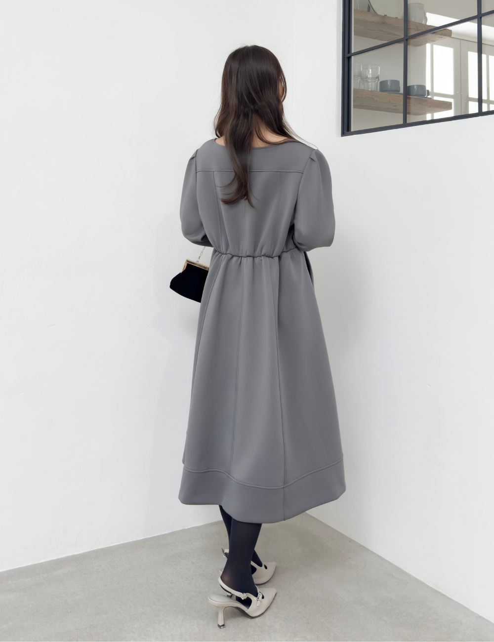 CINEMATIQ キーネックポンチワンピ グレー 背面 モデル着用