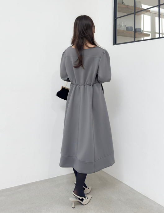 CINEMATIQ キーネックポンチワンピ グレー 背面 モデル着用