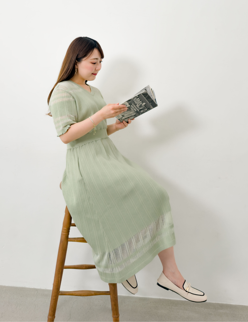 CINEMATIQ 2wayシアーニットワンピ ライトグリーン 斜め モデル着用