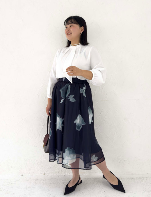 CINEMATIQ オーガンジースカート ネイビー 正面 モデル着用