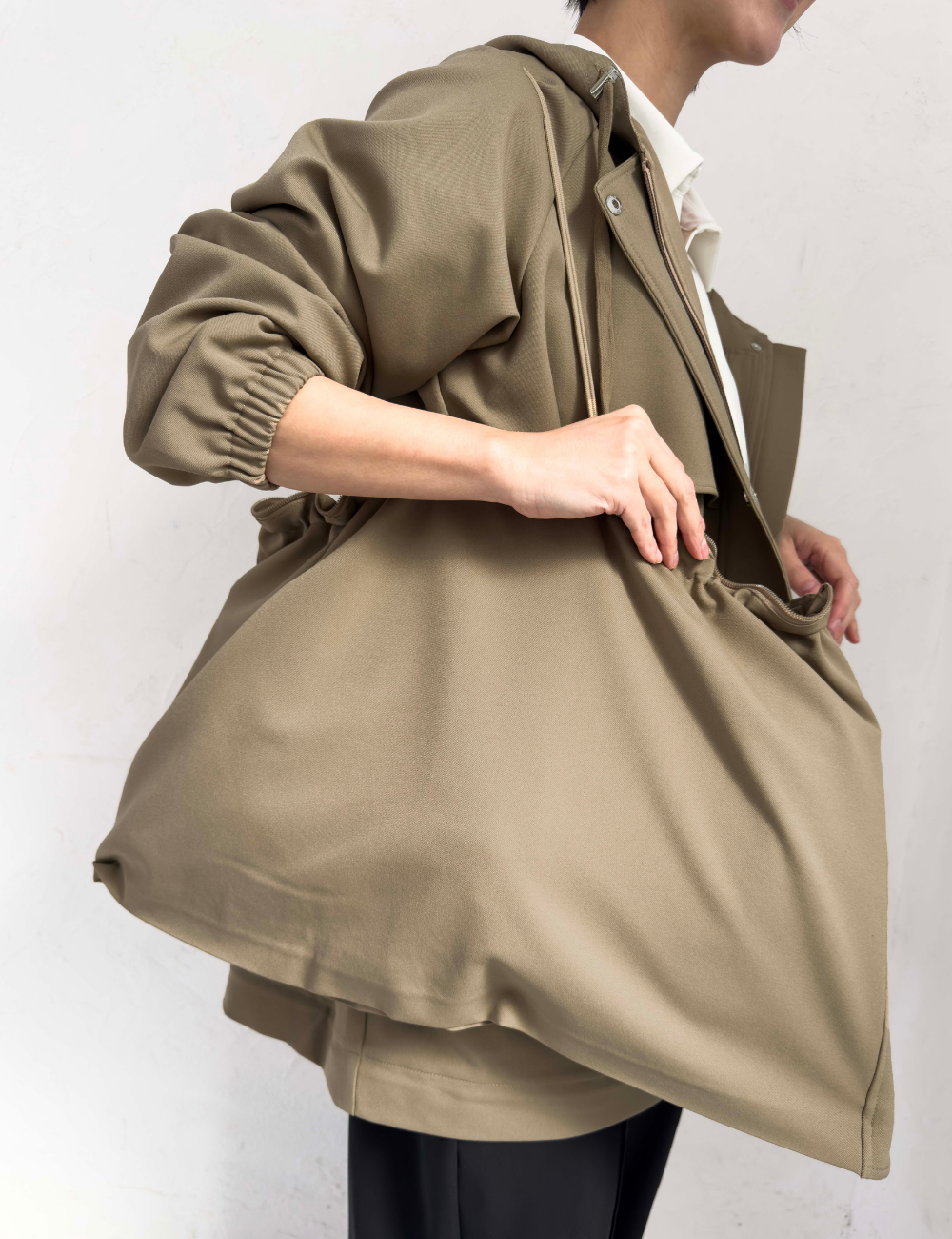 CINEMATIQ 【日本製制電生地】デイリーBAGレインコート サンドベージュ ディティール