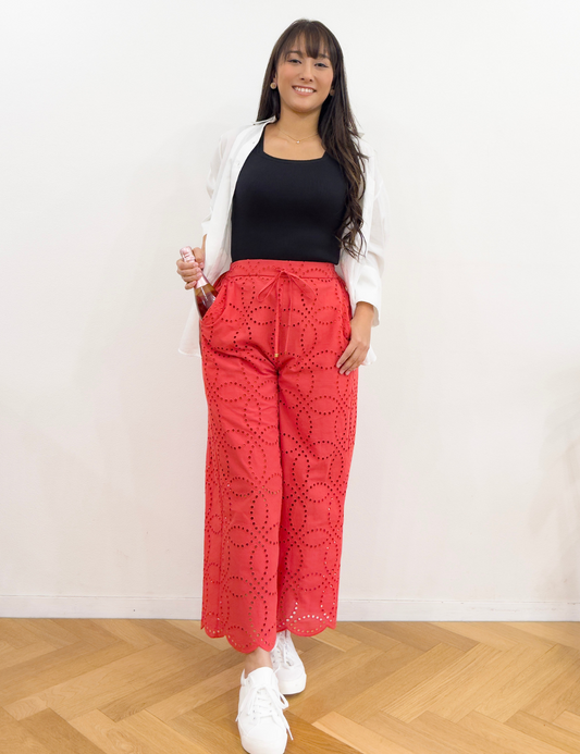 CINEMATIQ 【セットアップ可能】ヴェネツィアンレースパンツ レッド 正面 モデル着用